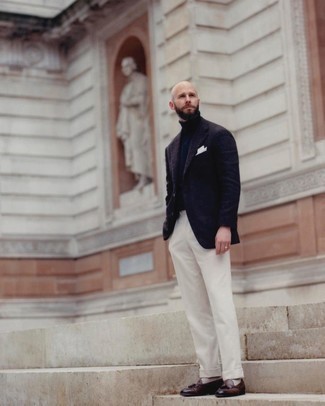 Как носить темно-синюю водолазку с темно-синим пиджаком мужчине