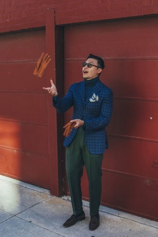 Как носить темно-синюю водолазку с темно-синим пиджаком в клетку мужчине