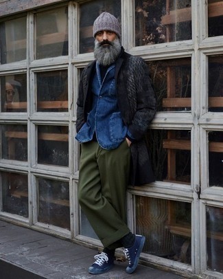 Как носить темно-синюю водолазку с оливковыми брюками чинос