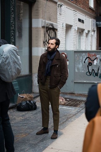 Как носить темно-синюю водолазку с оливковыми брюками чинос