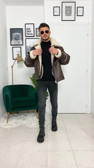 Какие короткие дубленки носить с темно-синей водолазкой мужчине