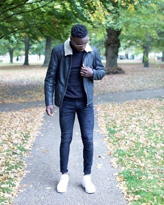 Какие зауженные джинсы носить с темно-синей водолазкой мужчине