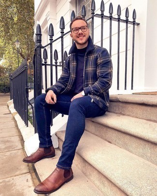 Какие зауженные джинсы носить с темно-синей водолазкой мужчине