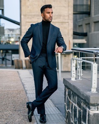 Какие костюмы носить с темно-синей водолазкой