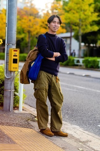 Как носить темно-синюю водолазку с светло-коричневой ветровкой мужчине