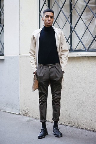 Какие плащи носить с темно-синей водолазкой мужчине