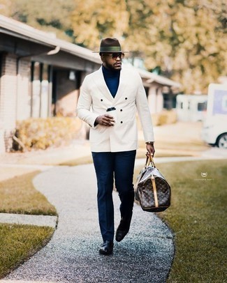 Как носить темно-синюю водолазку с белым пиджаком мужчине