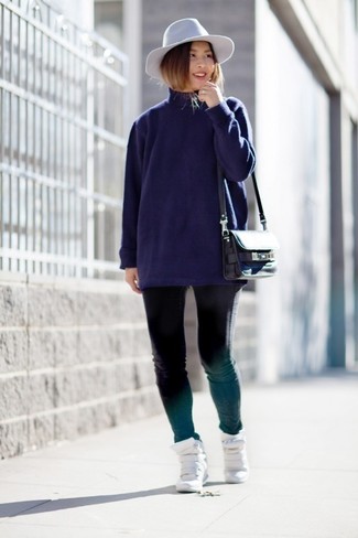 Как носить темно-синюю водолазку с белыми кожаными кроссовками на танкетке