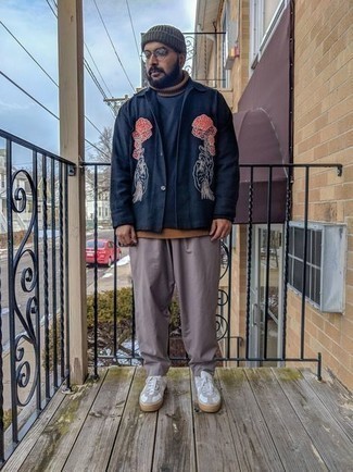 Как носить темно-синюю водолазку с белыми низкими кедами мужчине