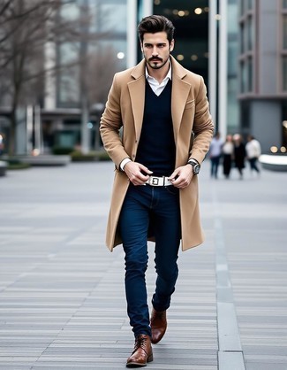 Какие джинсы носить с темно-синим свитером с v-образным вырезом мужчине