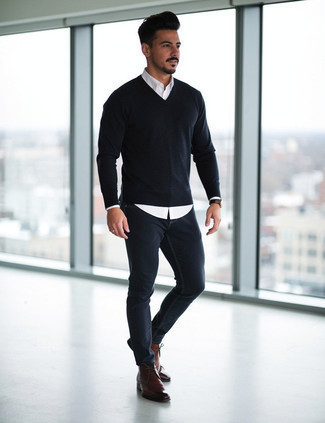 Какие джинсы носить с темно-синим свитером с v-образным вырезом мужчине