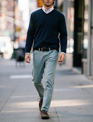 С чем носить темно-синий свитер с v-образным вырезом мужчине