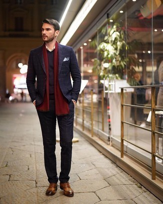 С чем носить темно-синий свитер с v-образным вырезом мужчине