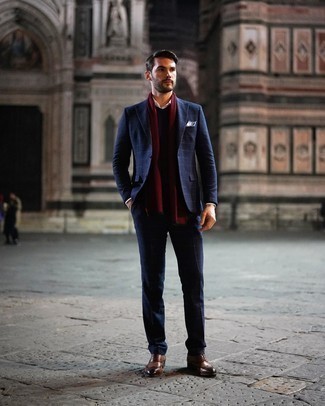 С чем носить темно-синий свитер с v-образным вырезом мужчине