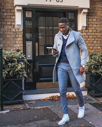 С чем носить темно-синий свитер с v-образным вырезом мужчине