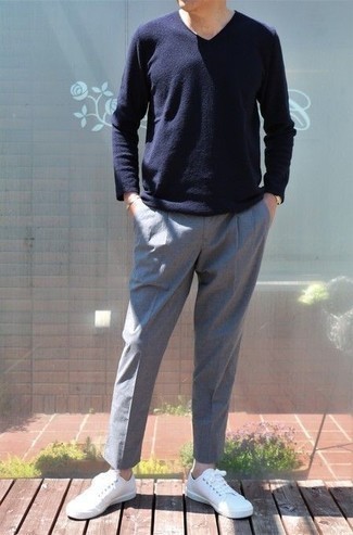 С чем носить темно-синий свитер с v-образным вырезом мужчине