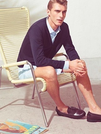 С чем носить темно-синий свитер с v-образным вырезом мужчине