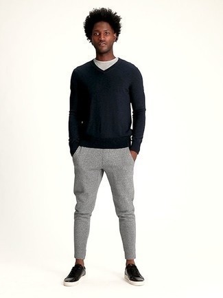 С чем носить темно-синий свитер с v-образным вырезом мужчине