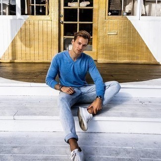 Как носить темно-синий свитер с v-образным вырезом с голубыми джинсами мужчине