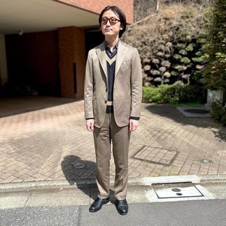 Какие лоферы носить с темно-синим свитером с v-образным вырезом мужчине