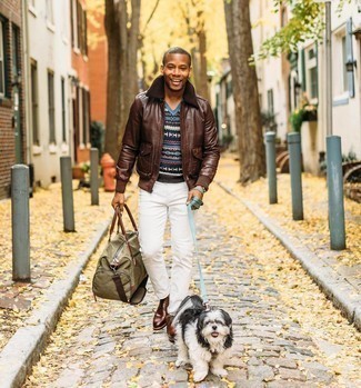 Как носить темно-синий свитер с v-образным вырезом с белыми джинсами мужчине