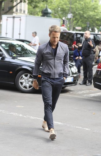 Какие бомберы носить с темно-синей футболкой с v-образным вырезом мужчине