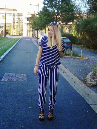 С чем носить темно-синюю футболку с v-образным вырезом женщине