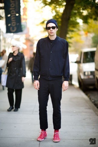 Какие высокие кеды носить с темно-синей университетской курткой мужчине