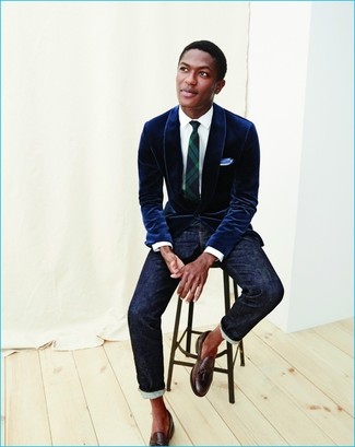 Как носить темно-синий бархатный пиджак с темно-синими джинсами мужчине