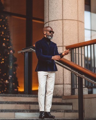 С чем носить темно-синий бархатный двубортный пиджак мужчине