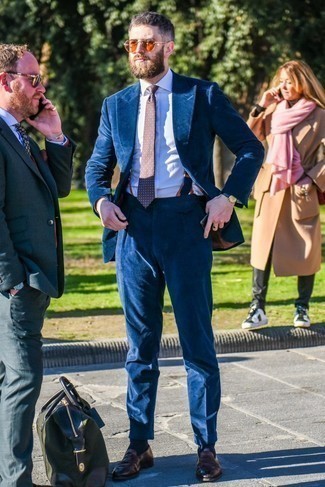 С чем носить темно-синий бархатный костюм