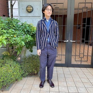 С чем носить темно-синий пиджак в вертикальную полоску мужчине