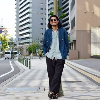 С чем носить темно-синий двубортный пиджак в вертикальную полоску мужчине