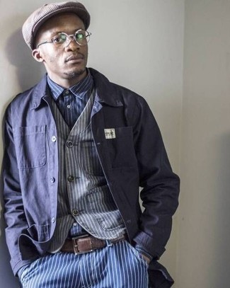 С чем носить темно-синие джинсы в вертикальную полоску мужчине