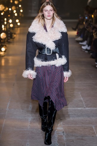 С чем носить темно-синее платье-миди в вертикальную полоску