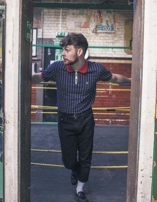 С чем носить темно-синюю футболку-поло в вертикальную полоску мужчине