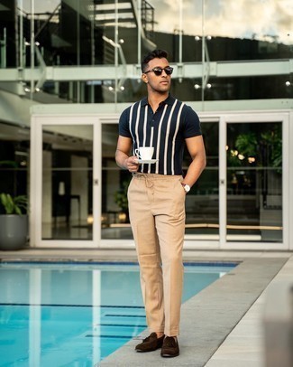 С чем носить темно-синюю футболку-поло в вертикальную полоску мужчине