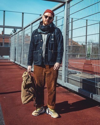 С чем носить темно-синий шарф в вертикальную полоску мужчине