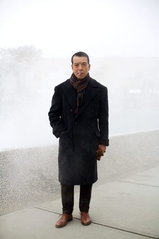 С чем носить темно-синий шарф в вертикальную полоску мужчине