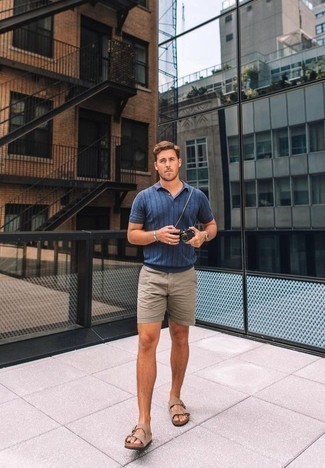 С чем носить темно-синюю футболку в вертикальную полоску мужчине