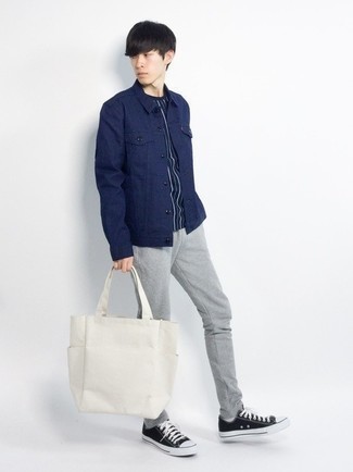 С чем носить темно-синюю футболку в вертикальную полоску мужчине