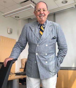 С чем носить темно-синий галстук в вертикальную полоску мужчине