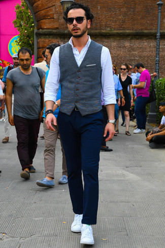 Как носить темно-синий жилет с синими брюками чинос