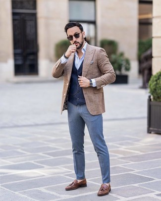 Как носить темно-синий жилет с коричневым шерстяным пиджаком в клетку