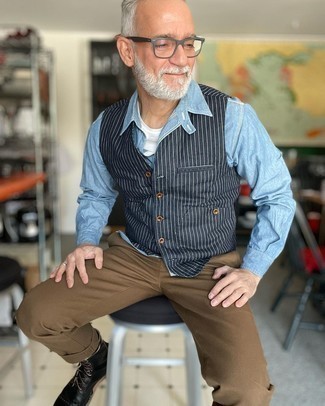 Какие повседневные ботинки носить с темно-синим жилетом