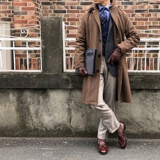 Как носить темно-синий жилет с темно-серым шерстяным пиджаком