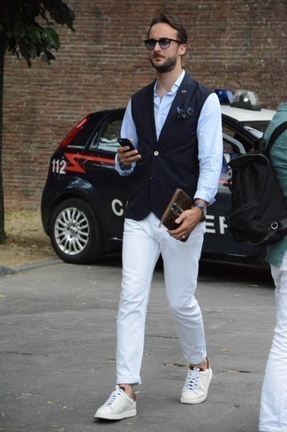 Какие брюки чинос носить с темно-синим жилетом