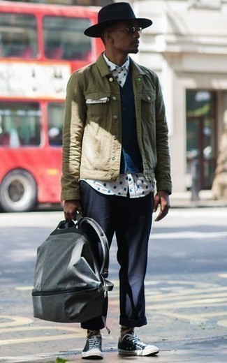 Какие брюки чинос носить с темно-синим жилетом