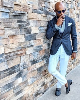 Какие брюки чинос носить с темно-синим жилетом