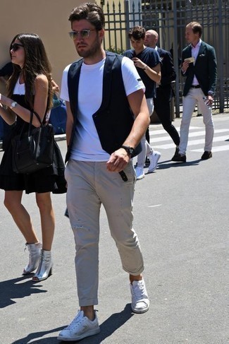 Какие брюки чинос носить с темно-синим жилетом